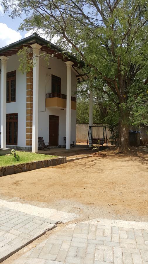 Lokuge Grand Resort Kataragama Exterior foto